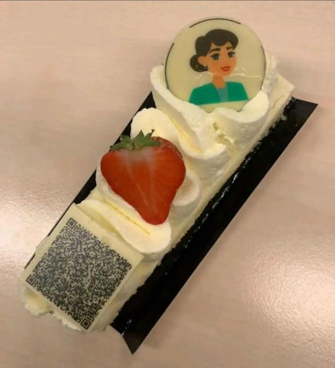 Cake met Chatbot Julia Cake met Chatbot Julia
