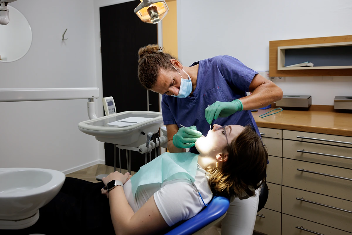 David Smitz aan het werk als tandarts