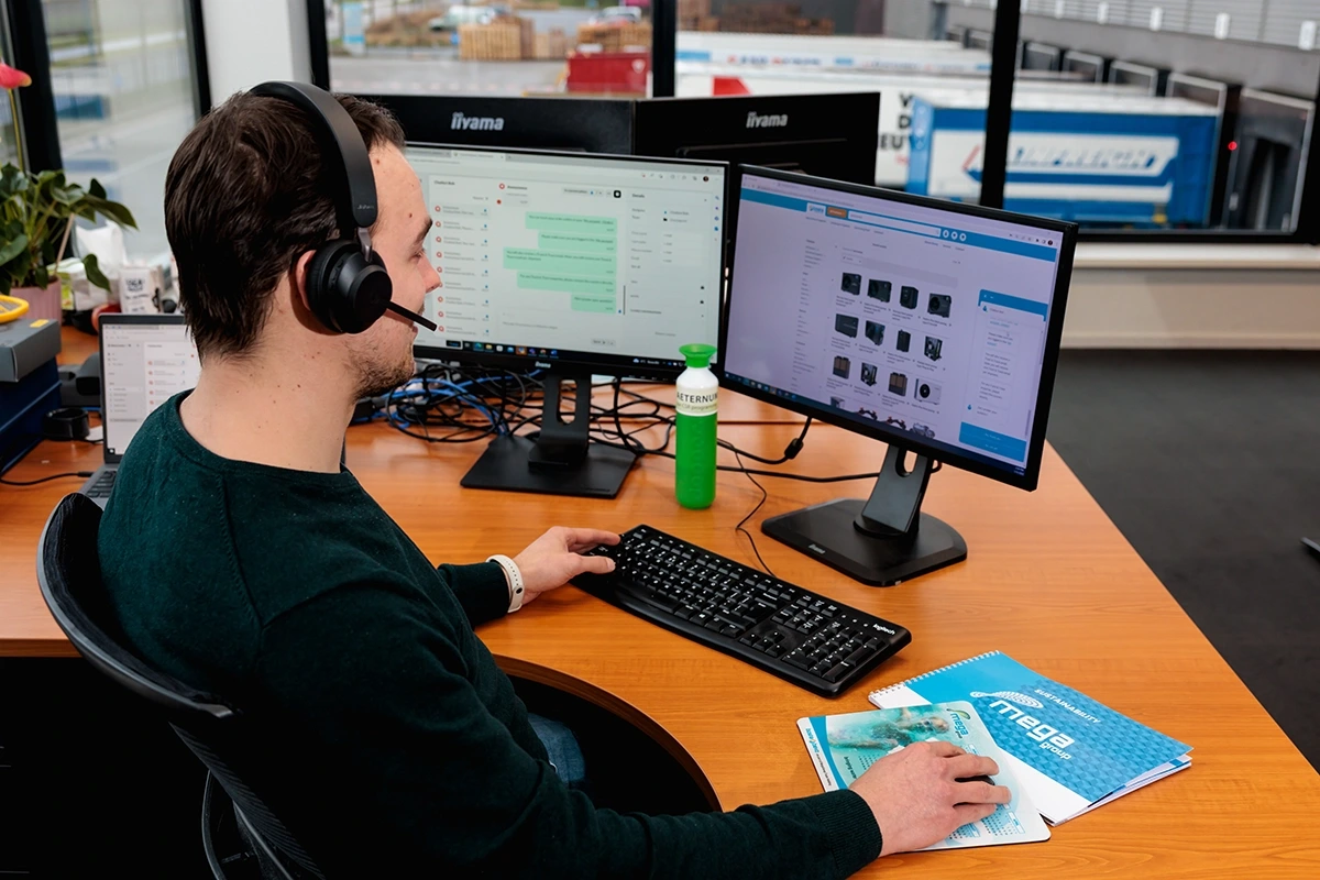 Medewerker van MegaGroup werkt in Watermelon